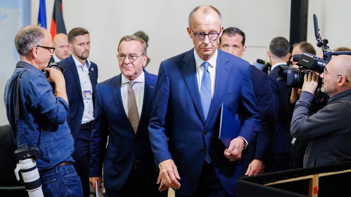 Nemecká vláda schválila zákon o vojenskej službe. Na návrate k brannej povinnosti sa ministri nedohodli