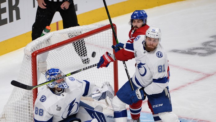 Momentka z tretieho finálového zápasu medzi Montrealom a Tampou Bay.