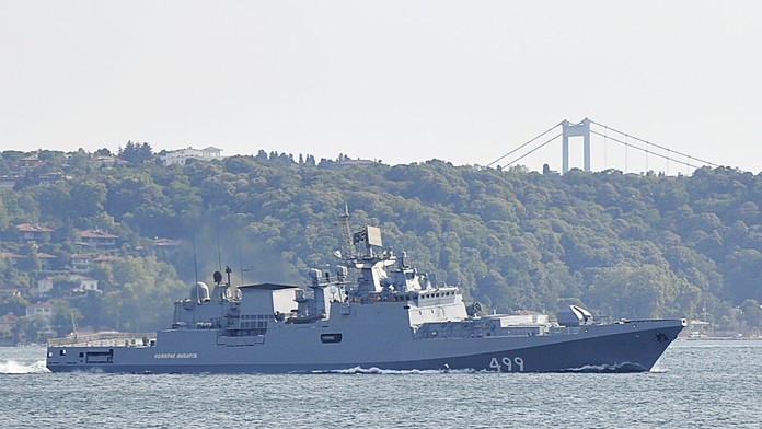 Objavili sa prvé zábery horiacej ruskej fregaty. Moskva tvrdí, že o poškodení lode nemá informácie