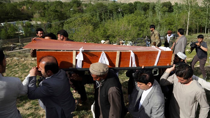 Samovražedný bombový útočník pripravil v Kábule o život najmenej deväť žurnalistov a ďalších šiestich zranil.