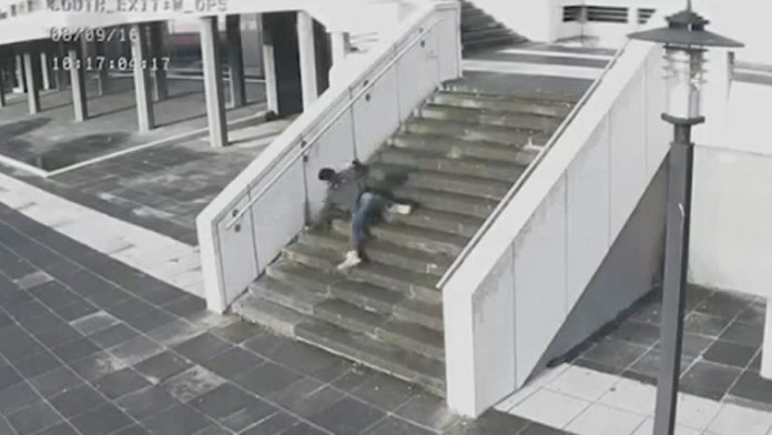 Muž sa pri písaní správy podkol a spadol zo schodov.