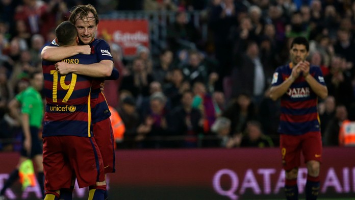 Ivan Rakitič (Barcelona) sa teší po strelení gólu do siete Deportivo Coruňa. 