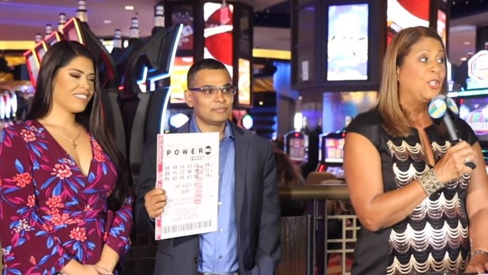 Muž s výherným tiketom.