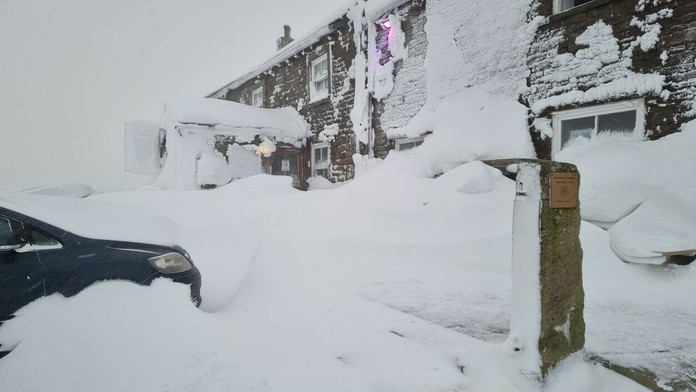 V britskom pube uviazli pre sneh ľudia