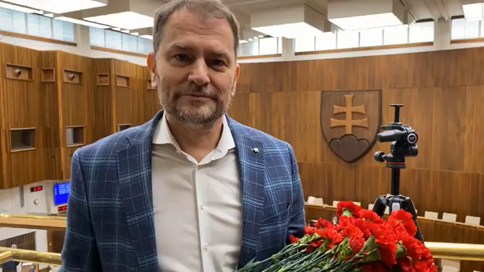 S návrhom o matkách bez daní mu nepomohli kvety ani billboardy. Matovič nepresvedčil parlament