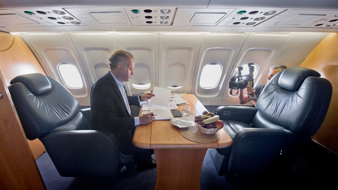 Na archívnej snímke prezident Andrej Kiska na palube lietadla Leteckého útvaru MV SR.