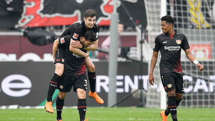 Leverkusen oslavuje druhý gól proti Frankfurtu.