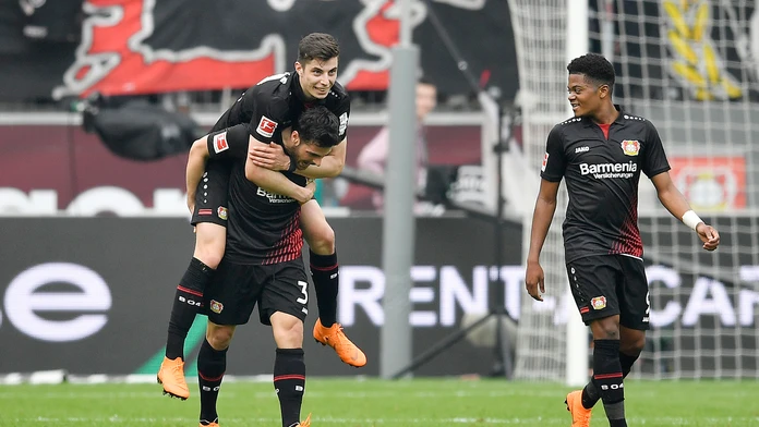 Leverkusen oslavuje druhý gól proti Frankfurtu.
