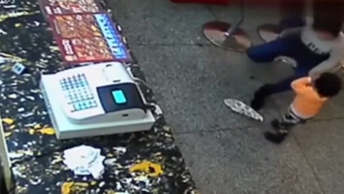 Matka bije dieťa, pretože jej zhodí hamburger.