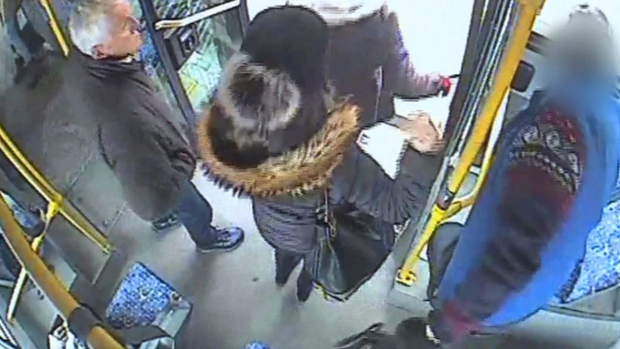 Zábery priemyselnej kamery, ako ničí vandal sedadlá v košickej MHD.