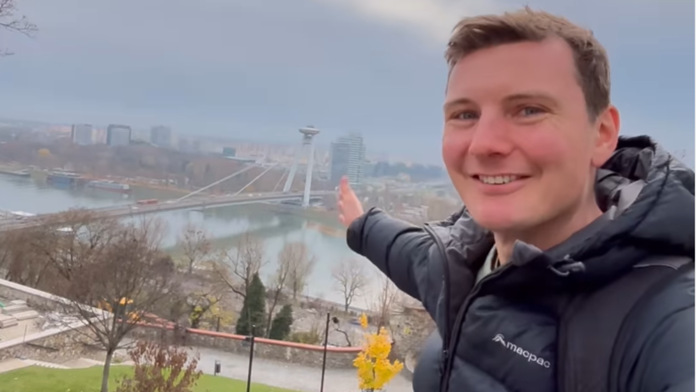 Austrálsky producent si v Bratislave zamiloval jednu z „najškaredších budov sveta“. Kúpil si aj suvenír