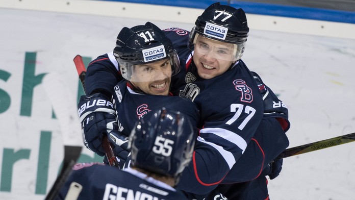 Zach Boychuk (v strede) so spoluhráčmi zo Slovana Colbym Genowayom a Martinom Réwayom.
