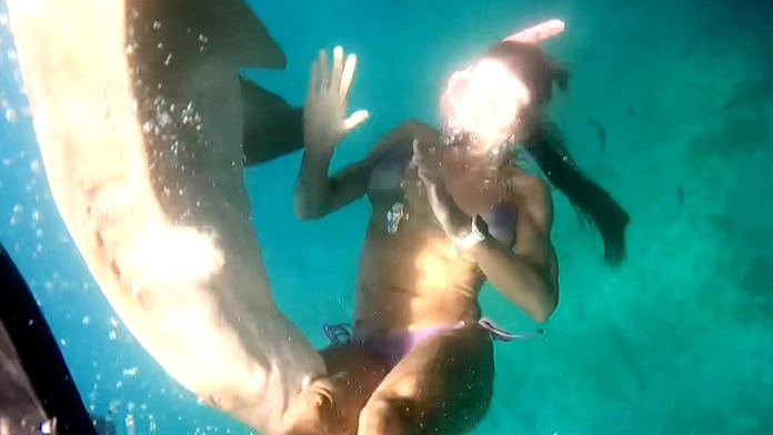 VIDEO: Žene sa počas šnorchlovania zahryzol do stehna žralok. Jej boj s predátorom zachytila kamera