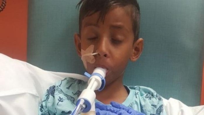 Sedemročný chlapec bojuje o život v nemocnici.