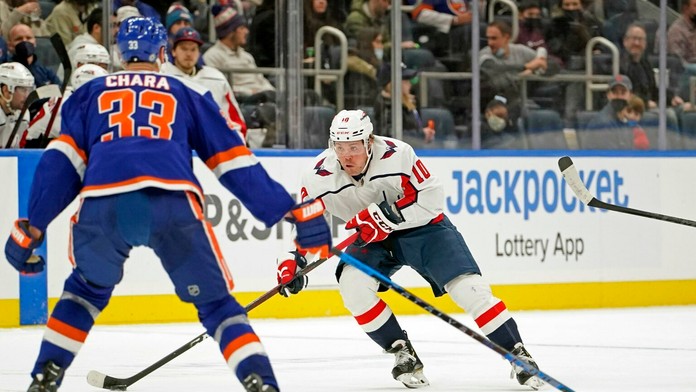 Zdeno Chára bráni Daniela Spronga.