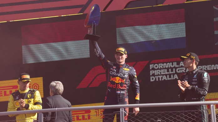 Max Verstappen oslavuje víťazstvo na VC Talianska.