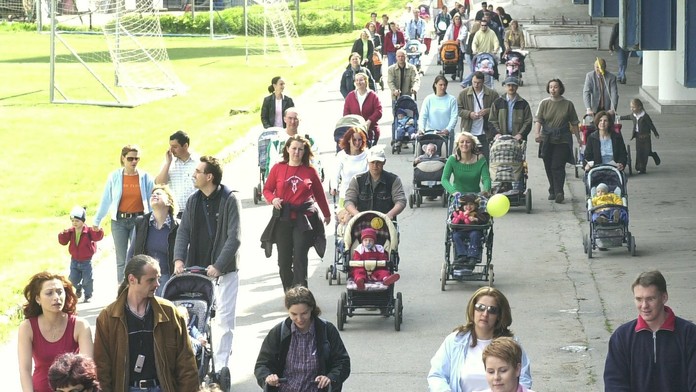 Okolo 300 účastníkov vytvorilo 7.mája 2005 v Bratislave Guinnessov rekord tlačením kočíka s dieťatkom.jpg
