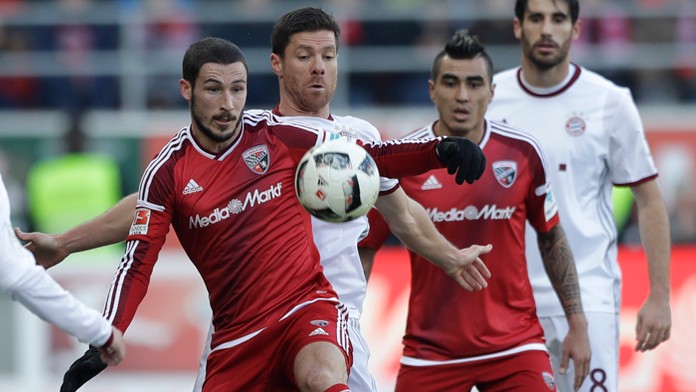 Mathew Leckie (Ingolstadt) a Xabi Alonso (Bayern Mníchov)