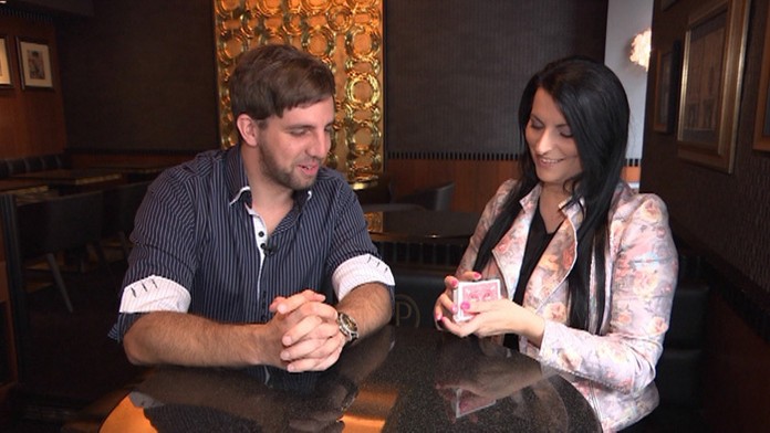 Michal Šindelář s reportérkou magazínu Reflex Jarmilou Kováčovou.