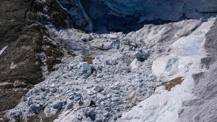 Nádej na záchranu horolezcov nezvestných po páde ľadovca slabne. Už potvrdili dve české obete