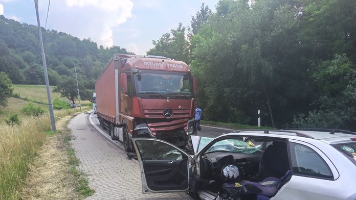 FOTO: Tragédia na východe Slovenska. Pri zrážke kamióna a auta zomreli dve ženy