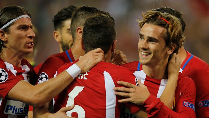 Antoine Griezmann (vpravo) prijíma gratulácie od spoluhráčov z Atlética po góle z penalty vo štvrťfinále LM proti Leicestru.