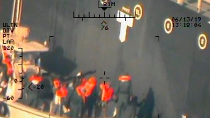 Členovia elitných iránskych Revolučných gárd údajne zaútočili na tankeri v Ománskom zálive. 