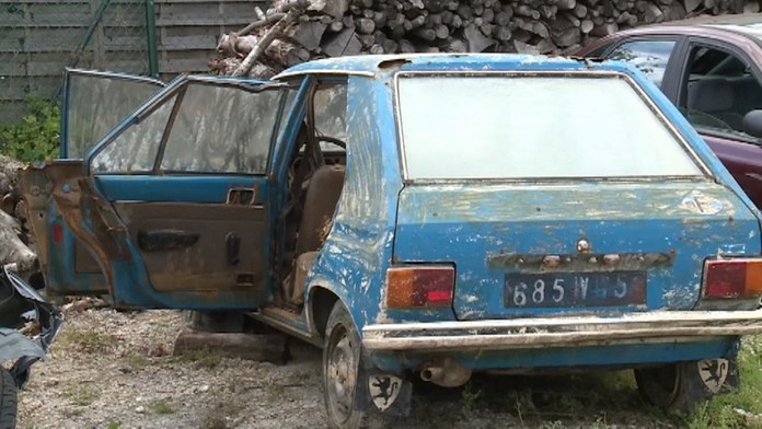 Auto našli v rybníku.