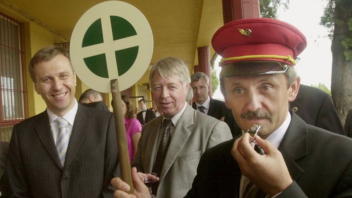 Na snímke z 11. júna 2004 vtedajší premiér Mikuláš Dzurinda sa počas výjazdu v Pezinku.