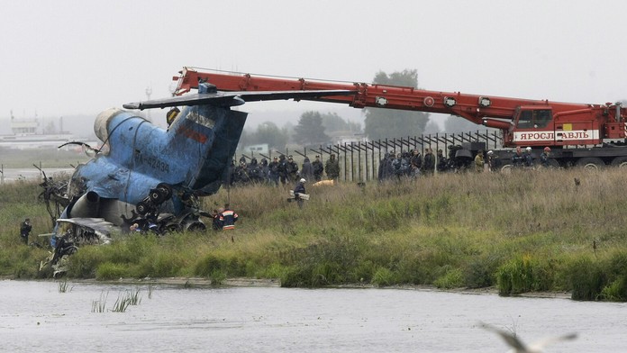 Záchranári zbierajú 9.septembra 2011 pri Jaroslavli  trosky po havárii ietadla Jak-42.