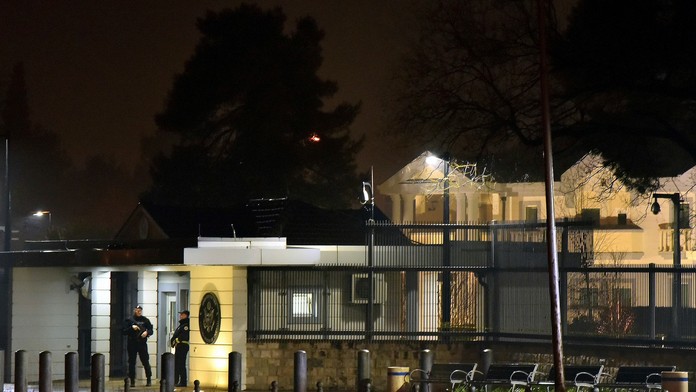 Čiernohorská polícia okolie veľvyslanectva uzavrela.