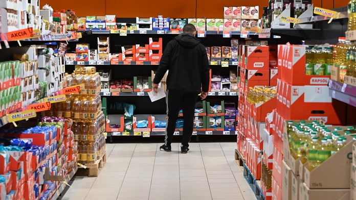 Muž nakupuje potraviny 