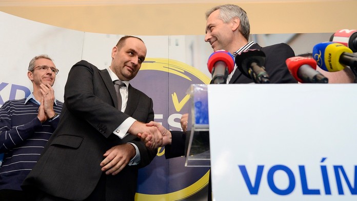 Pavol Frešo a Ján Figeľ si podávajú ruky 