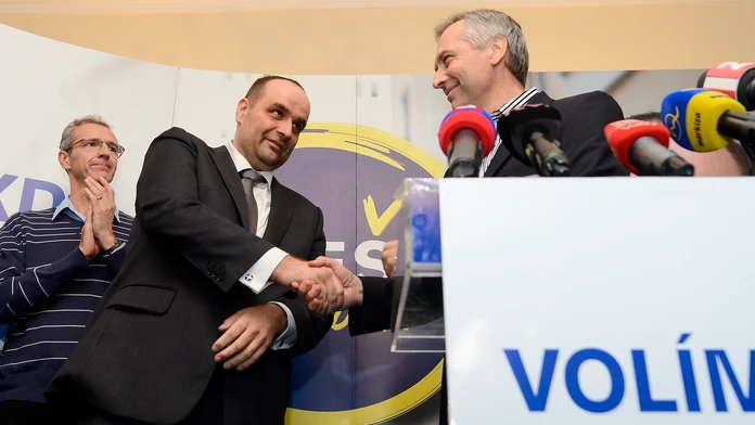 Pavol Frešo a Ján Figeľ si podávajú ruky 