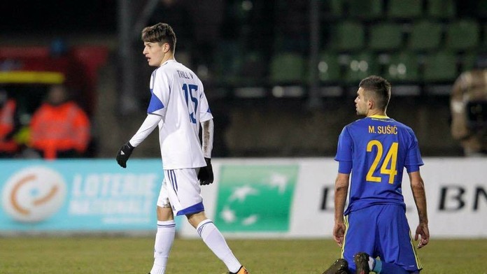 Vincent Thill (v bielom) počas duelu Luxemburska a Bosny a Hercegoviny.