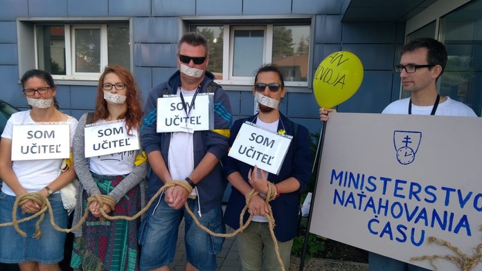 Učitelia pred ministerstvom.