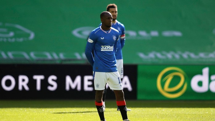 Glen Kamara (Glasgow Rangers) počas derby proti Celticu Glasgow.