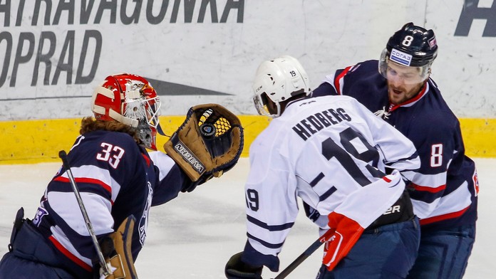 Zľava Barry Brust (Slovan), Edwin Hedberg (Medveščak Zahreb) a Michal Sersen (Slovan) vo vzájomnom zápase KHL.