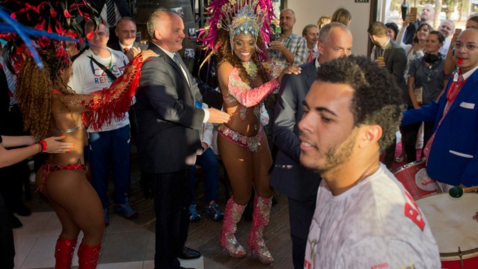 Prezident Andrej Kiska tancuje počas otvorenia Slovenského domu v Riu.