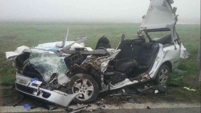 Auto po zrážke s vlakom v Rimavskej Sobote.