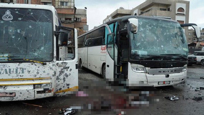 Krvou posiate ulice a zničené autobusy na mieste dvoch bombových útokov v sýrskom Damasku.