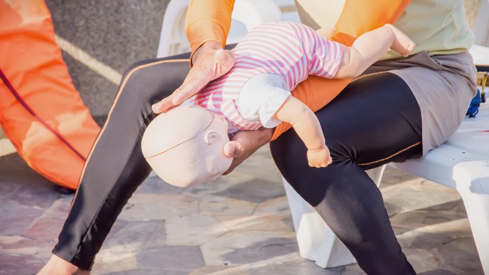 Korálky, guľôčky či figúrky zo stolových hier. Ako postupovať, keď sa nimi dieťa dusí a čomu sa rozhodne vyhnúť