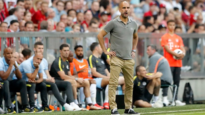 Tréner Manchestru City Pep Guardiola počas prípravného zápasu Bayern Mníchovov.