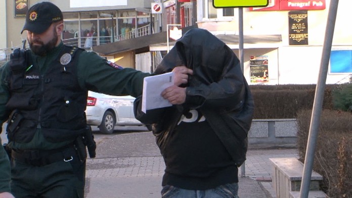 Recidivistu berú na súd.