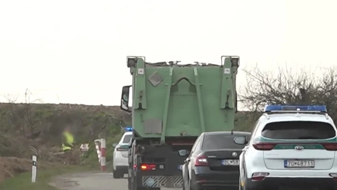 Vo vojenskom areáli za Levicami zakopávajú mŕtve zvieratá.