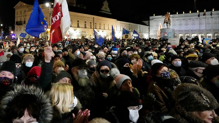 Poliaci vyli do ulíc.