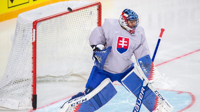 Na snímke brankár Július Hudáček počas rozkorčuľovania slovenského tímu pred tretím zápasom A-skupiny Slovensko - Rusko.
