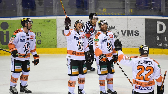 Radosť hráčov Košíc po góle do prázdnej bránky proti Trenčínu.