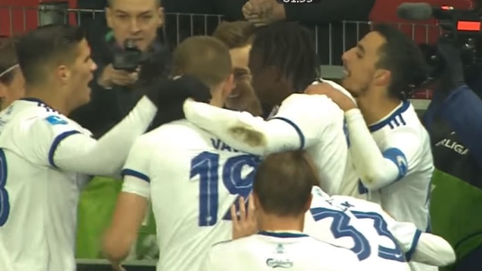 Ján Greguš sa raduje so spoluhráčmi po svojom góle.