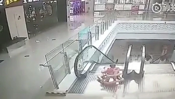 Dojča na eskalátore v čínskom nákupnom centre